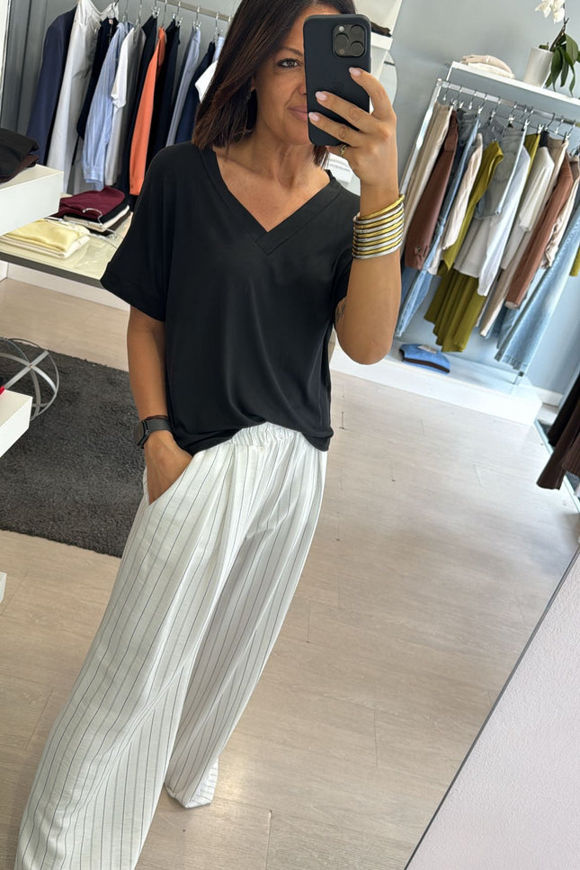 T-shirt regular scollo a V nera kk