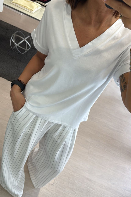 T-shirt regular scollo a V bianca kk