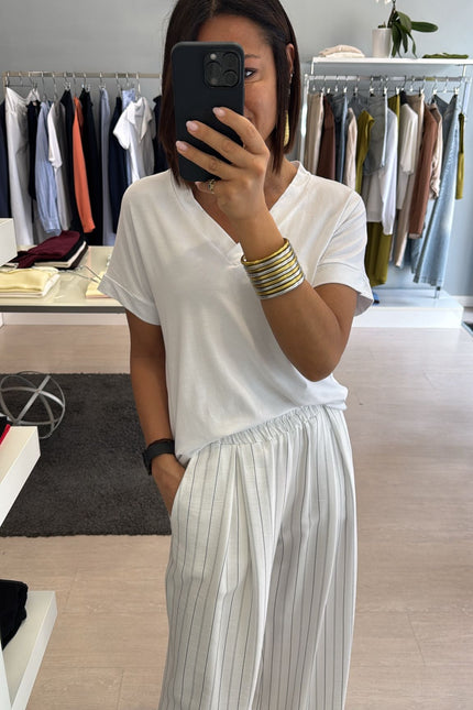 T-shirt regular scollo a V bianca kk