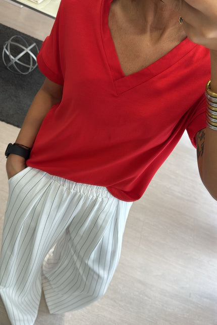 T-shirt regular scollo a V rossa kk