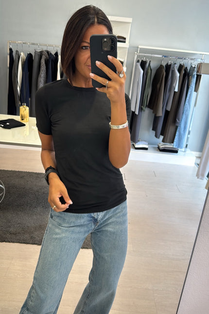 T-shirt girocollo nera kn