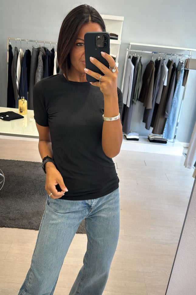 T-shirt girocollo nera kn