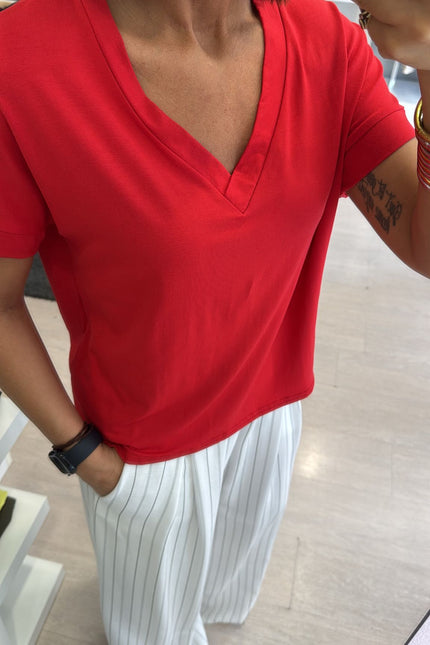 T-shirt regular scollo a V rossa kk