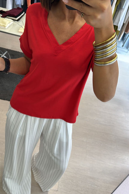 T-shirt regular scollo a V rossa kk