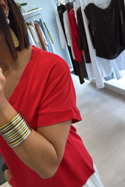 T-shirt regular scollo a V rossa kk
