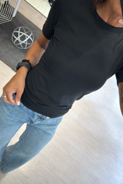 T-shirt girocollo nera kn