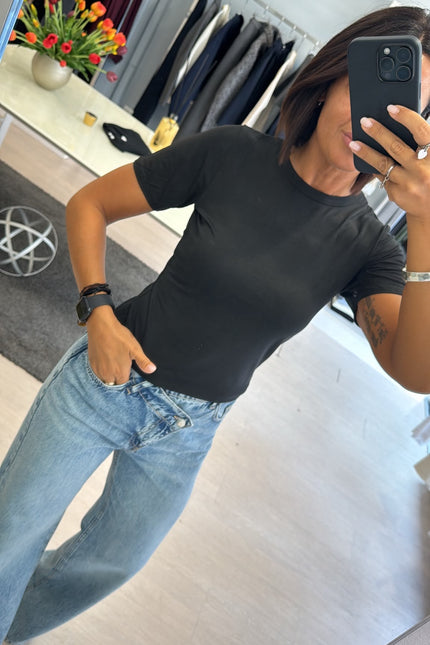 T-shirt girocollo nera kn