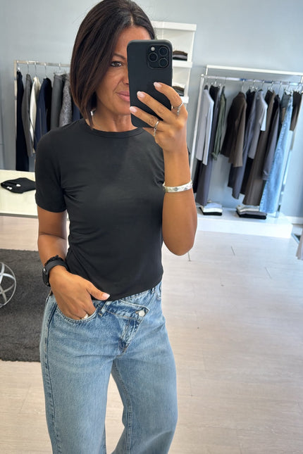 T-shirt girocollo nera kn