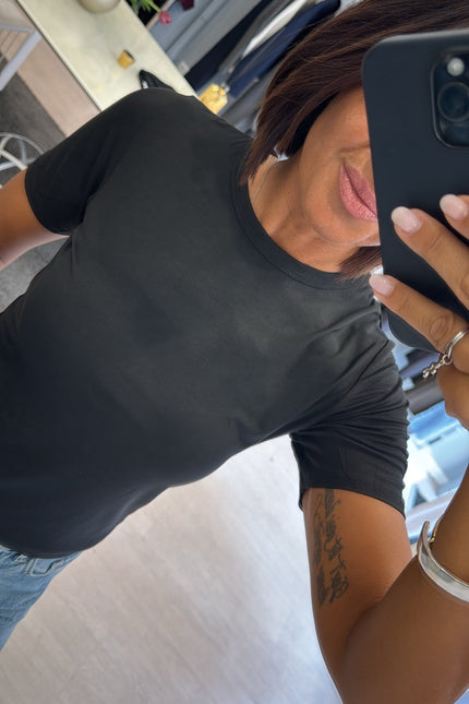 T-shirt girocollo nera kn