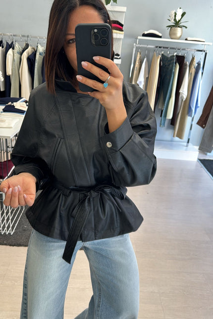 Giacca ecopelle nera con cintura