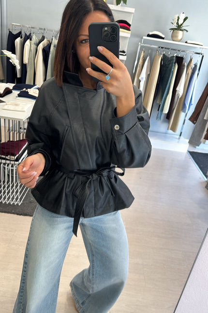 Giacca ecopelle nera con cintura