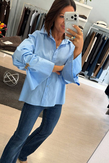 Camicia Oversize Azzurra spilla gioiello kk