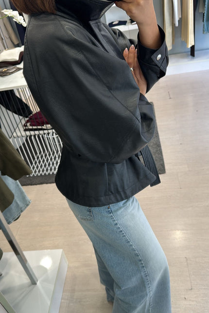 Giacca ecopelle nera con cintura