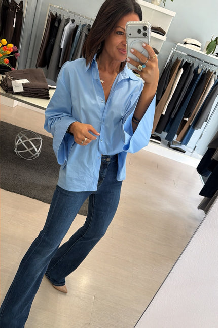 Camicia Oversize Azzurra spilla gioiello kk