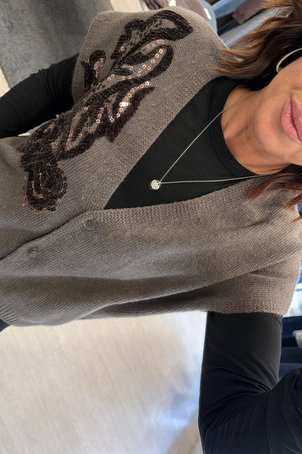 Gilet tortora in maglia con ricamo kk