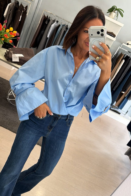 Camicia Oversize Azzurra spilla gioiello kk