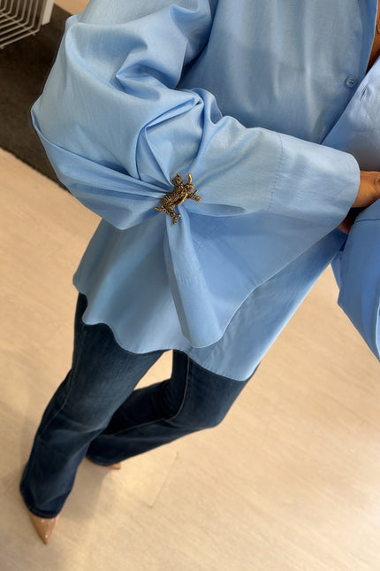 Camicia Oversize Azzurra spilla gioiello kk