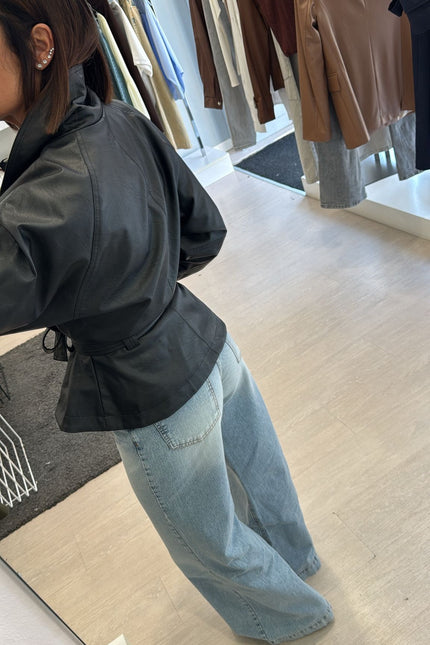 Giacca ecopelle nera con cintura