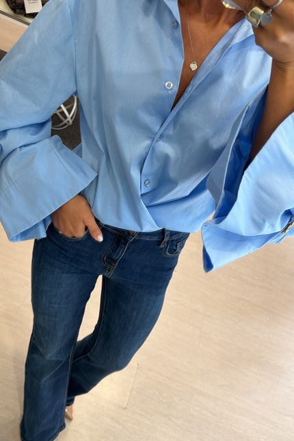 Camicia Oversize Azzurra spilla gioiello kk