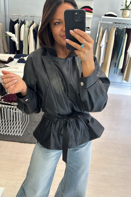 Giacca ecopelle nera con cintura