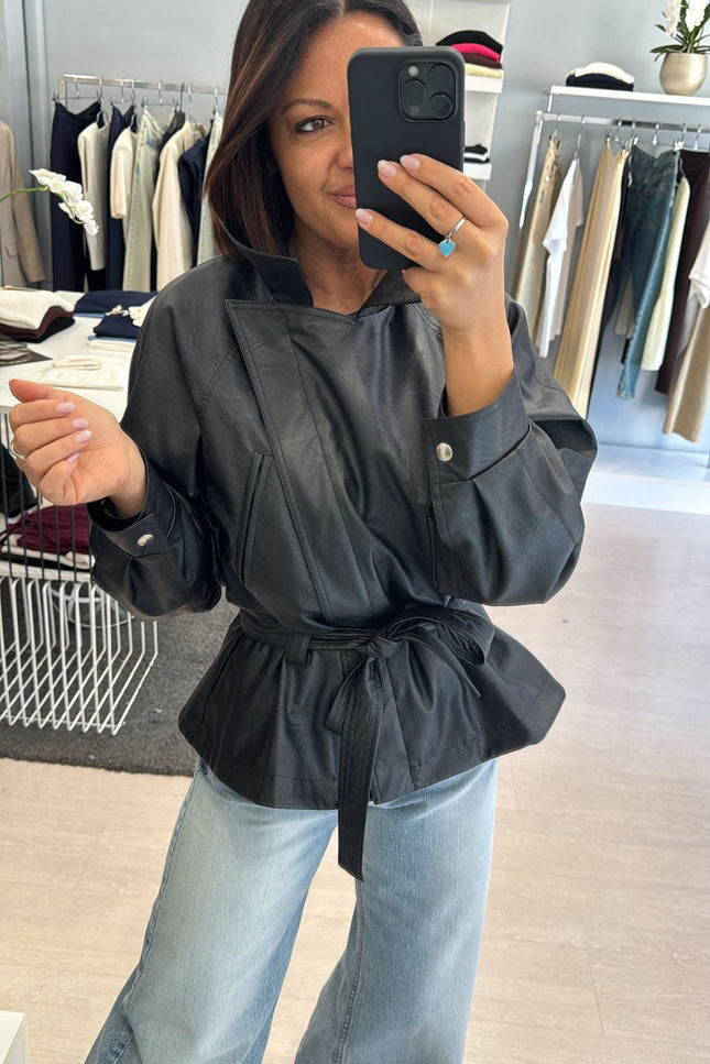 Giacca ecopelle nera con cintura