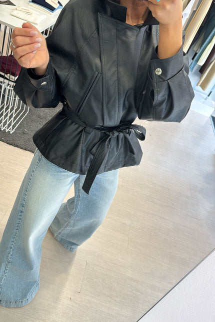 Giacca ecopelle nera con cintura