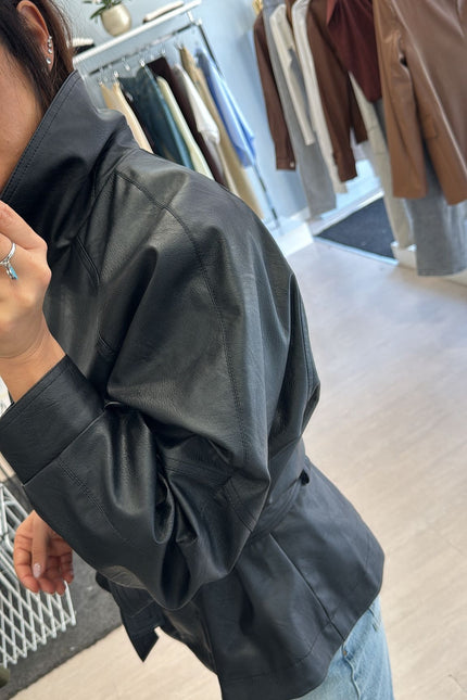 Giacca ecopelle nera con cintura