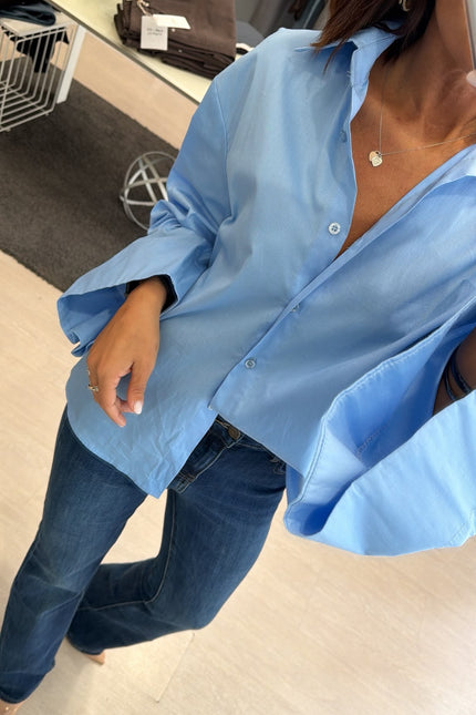 Camicia Oversize Azzurra spilla gioiello kk