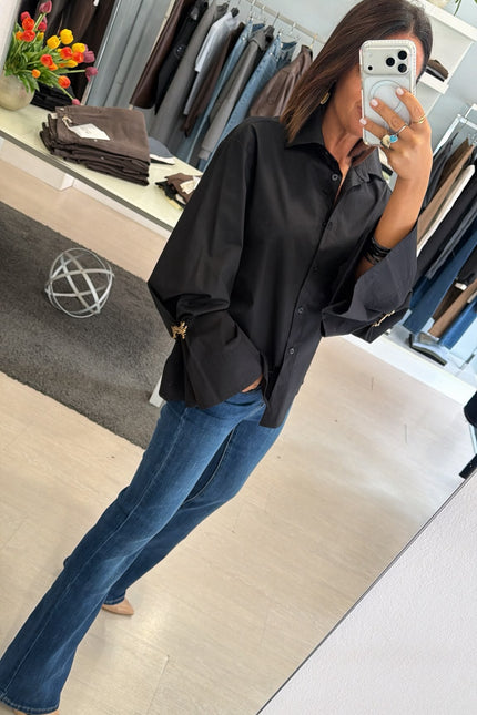 Camicia Oversize Nera spilla gioiello kk