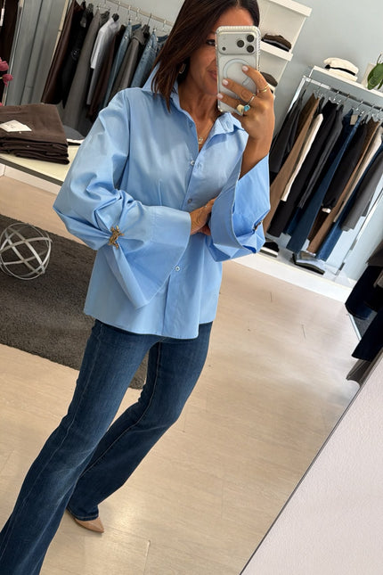 Camicia Oversize Azzurra spilla gioiello kk