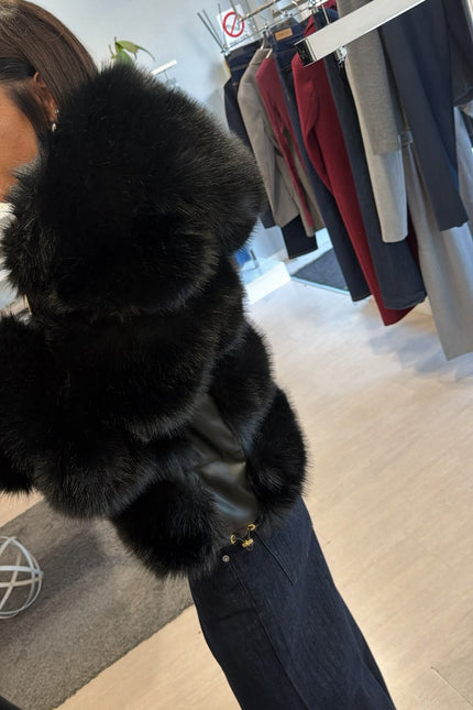 Pelliccia eco con dettagli leather-effect nera yl