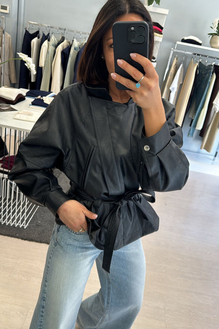 Giacca ecopelle nera con cintura