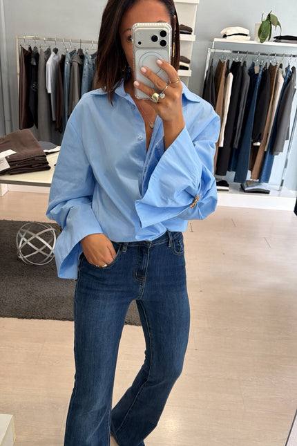 Camicia Oversize Azzurra spilla gioiello kk