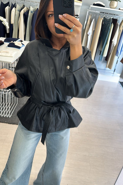 Giacca ecopelle nera con cintura