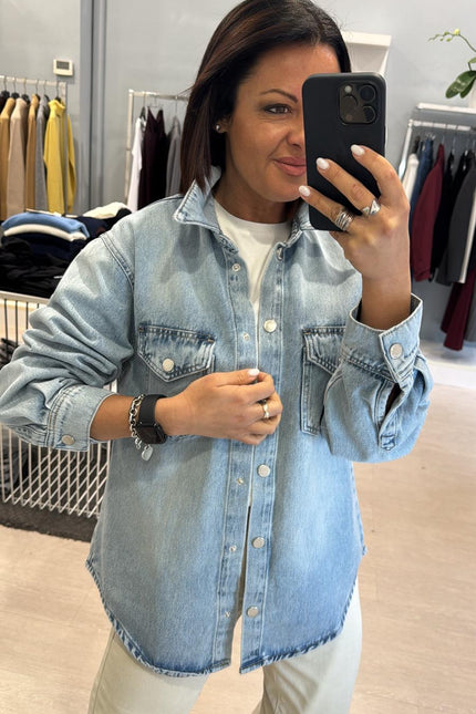 Giacca camicia over denim