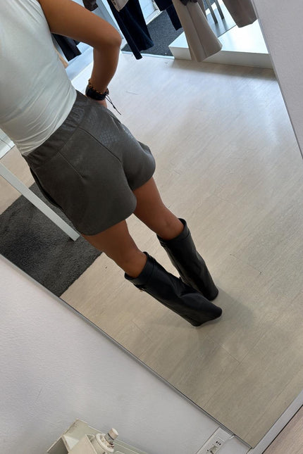 Shorts piombo in ecopelle intrecciata kk