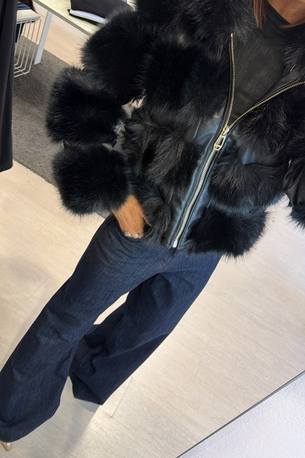 Pelliccia eco con dettagli leather-effect nera yl