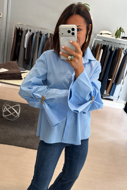 Camicia Oversize Azzurra spilla gioiello kk
