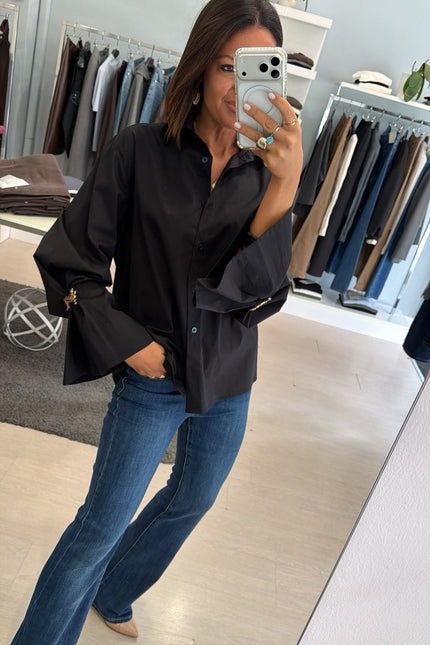Camicia Oversize Nera spilla gioiello kk