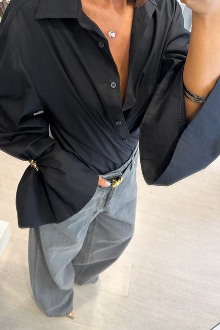 Camicia Oversize Nera spilla gioiello kk